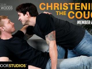 Vídeo completo Hot casal gay faz sexo suado e apaixonado em seu novo lugar NextDoorStudios