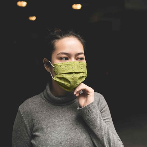 Free Women Face Mask Mockup PSD