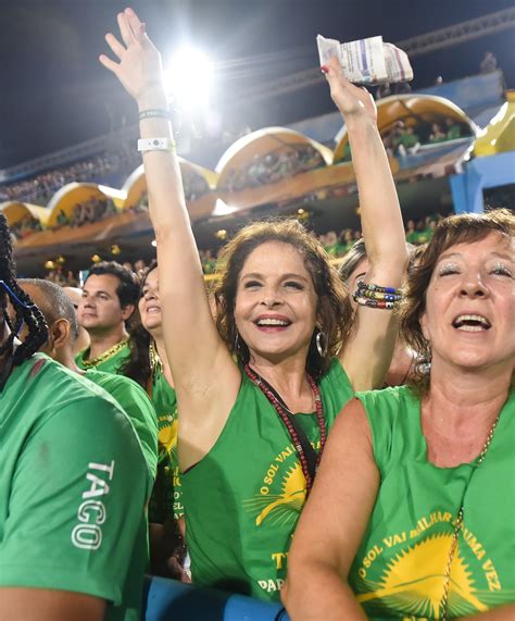 Simaria Usa Fantasia Com Flor No Seios De Outros Carnavais