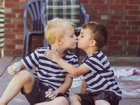 Niños gay besandose