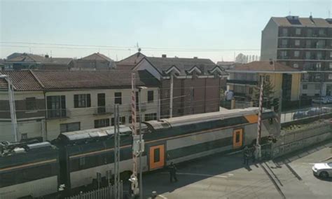 A Nichelino Il Treno Passa E Le Sbarre Del Passaggio A Livello Restano