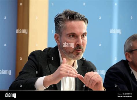 Fabio De Masi Bei Der Bundespressekonferenz Zur Gr Ndung Der Partei