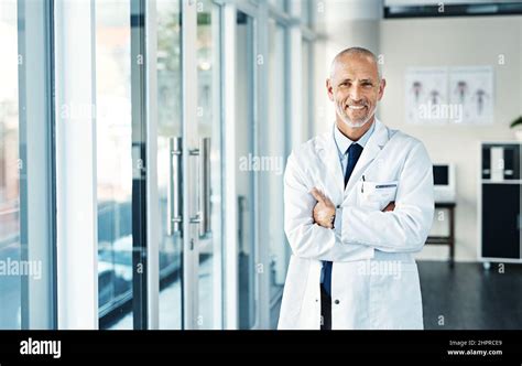 HES a acquis des années d expérience derrière son nom Portrait d un médecin mature debout à l