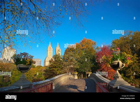 Bow Bridge Surrounded By Autumn Colors Central Park Stock Photo Alamy