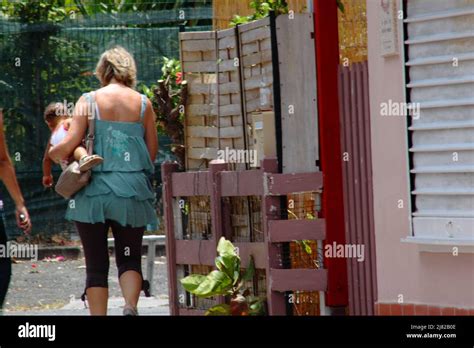 Femme Enfant Dos Hi Res Stock Photography And Images Alamy