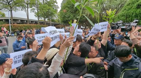 二二八紀念會狀況多！家屬進會場遭阻 陳抗者與北市警爆推擠衝突