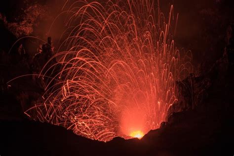 Premium Photo Volcanic Eruption Of The Yasur On The Island Of Tanna