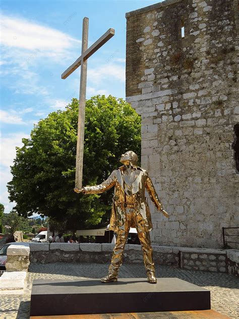 Fundo Um Homem Brilhante Uma Est Tua De Cruz Em Saint Paul De Vence