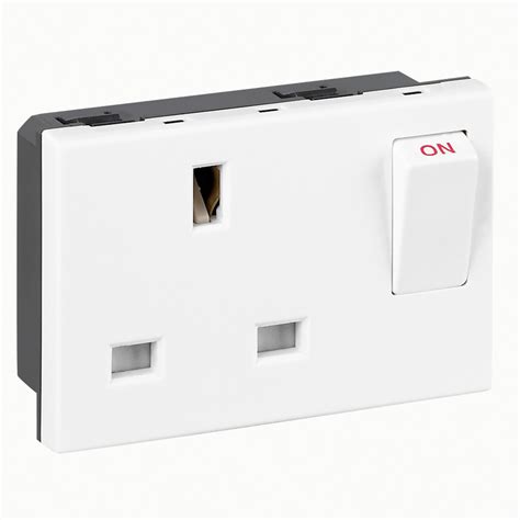 Arteor 2 Pole Earth 13a British Standard Switched Socket Outlet 3 Module White 572130