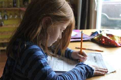 Comment aider un enfant à faire ses devoirs tout en favorisant son