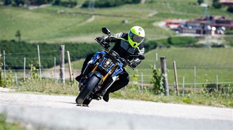 Suzuki Gsx S In Sella Alla Nuova Hyper Naked Giapponese