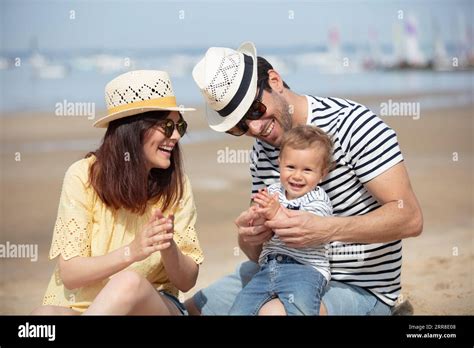 Mutter Und Sohn Gehen Am Strand Fotos Und Bildmaterial In Hoher