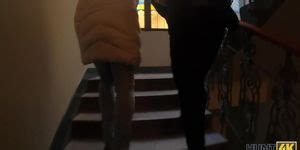 HUNT4K Bombasse blonde à gros seins préfère les messieurs avec Tnaflix