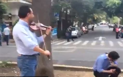 Emocionante Violinista Tomó Su Instrumento Y Tocó Para Entregar Calma