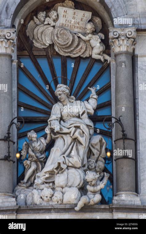 Escultura De Santa Agatha En La Fachada De La Catedral De Catania