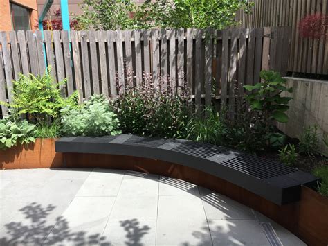 Modern Garden With Curved Corten Border Moderne Terrasse Et Patio