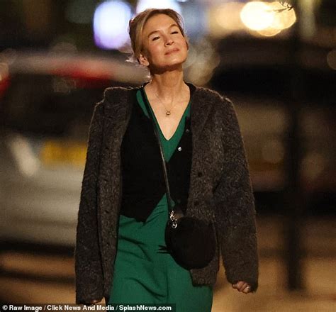 Bridget Is Back Svelte Ren E Zellweger Is Spotted On Set Of Fourth