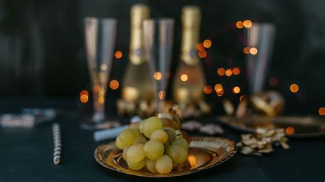 The 12 Grapes On New Years Eve Tradition Explained Glamour Uk