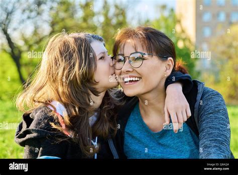 Feliz Madre E Hija Preadolescente Juntos Chica Abrazando Y Besando A