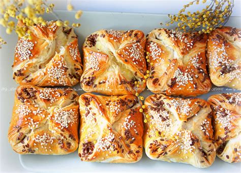 Слойки из готового слоеного теста с сыром: 10 фото в рецепте