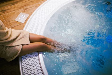 26 Year Old Woman Nearly Loses Leg To Gruesome Looking Infection From Hot Tub While On Vacation