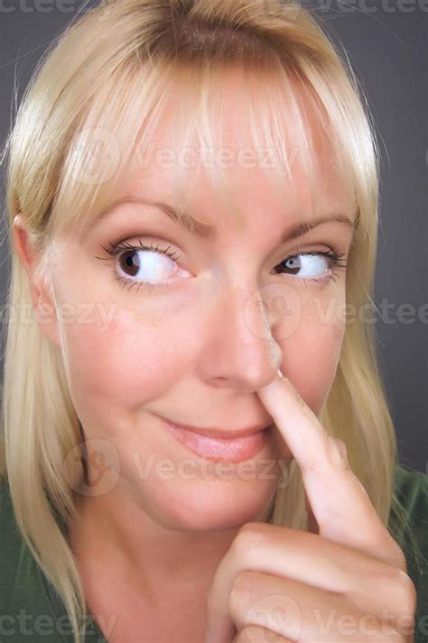 Femme Blonde Avec Un Doigt Dans Le Nez Photo De Stock Chez Vecteezy