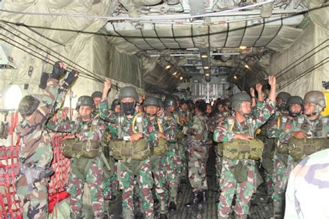 Terjun Payung Prajurit Yonif Para Raider 305 Kostrad Hiasi Langit Karawang