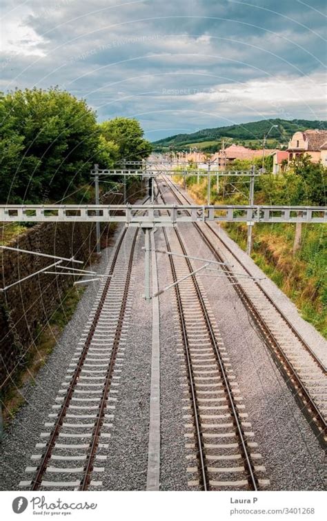 Schienen durch grüne Wiese ein lizenzfreies Stock Foto von Photocase