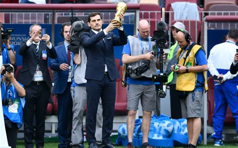 Iker Casillas Presume La 14 Del Madrid Y Le Tira A Los Clubes De Moda Mediotiempo