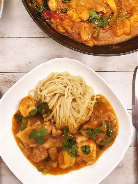 Thai Red Curry With Chicken And Prawns Foodle Club