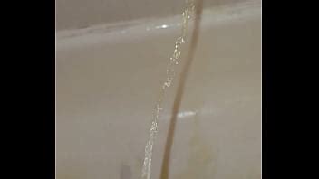 Marcando mi ducha con la vejiga llena y una erección XVIDEOS