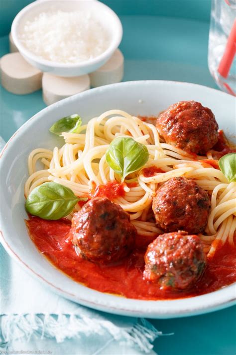 Spaghetti mit Hackfleischbällchen in Tomatensauce emmikochteinfach