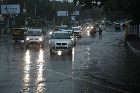 Delhi Rains दिल्ली एनसीआर में फिर बारिश वाहनों के थमे पहिए ट्रैफिक