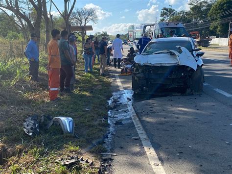 A Gazeta Casal Fica Ferido Em Acidente Entre Carro E Caminh O Na Br