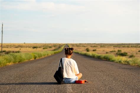 Una Ni A Camina Por Un Camino Vac O En La Estepa Camino Abierto Foto