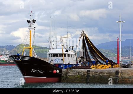 Arrastrero Espa Ol Leketio Y Botes De Pesca En Un Puerto Pesquero Vasco