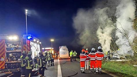 Auto auf der A2 überschlägt sich und fängt Feuer Fahrer stirbt