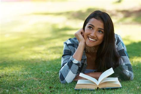 Relaxar Um Bom Livro Uma Jovem Deitada Na Grama Lendo Um Livro