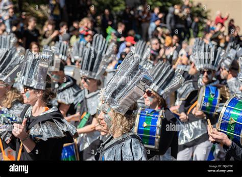 Le carnaval d Aix en Provence est connu pour ses défilés colorés et