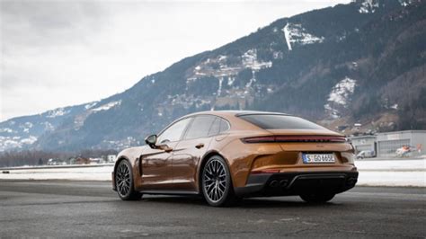 Pure Faszination Walter R Hrl F Hrt Den Neuen Porsche Panamera Turbo E