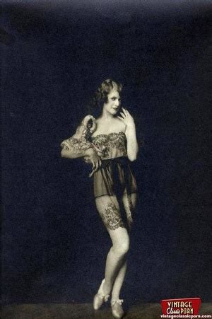 Old Porn Beautiful Sexy Vintage Women Posing Nude In Th XXX Dessert