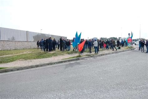 Taranto Sit In Di Protesta Nella Base Navale Mar Grande Manca Il