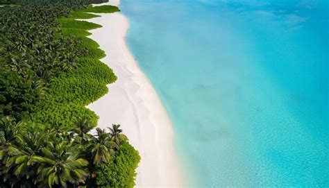 Schöner blick auf eine frau auf dem strand in einem bikini liegt und sich sonnenbadet