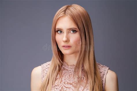 Junge Blonde Dame Im Sexy Kleid Stockfoto Bild Von Verfassung Aufwerfung