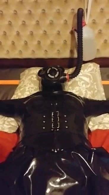 Gummi MILF In Gasmaske Atemspiel Session XHamster