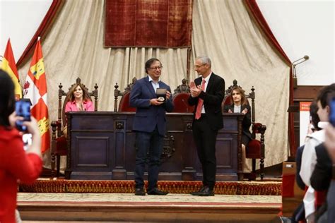 Gustavo Petro Recoge La Medalla De La Universidad De Salamanca La