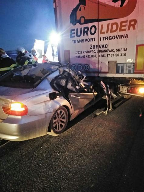 Șofer mort după un impact devastator A intrat cu BMW ul sub TIR pe un