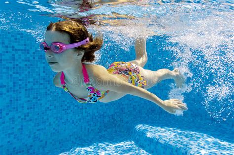 Enfant Nageant Sous L Eau Dans Le Regroupement Image Stock Image Du