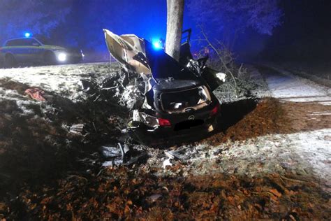 Ein Schwerverletzter Nach Kollision Mit Baum