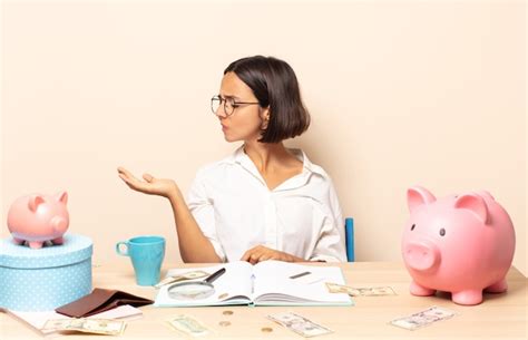 Jovem Mulher Latina Se Sentindo Feliz E Sorrindo Casualmente Olhando Para Um Objeto Ou Conceito